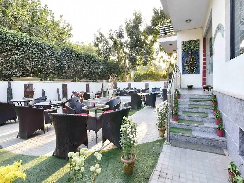 Hotel Prime Γκουργκάον 3*,