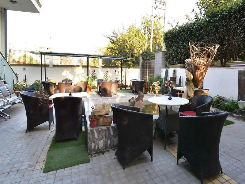 Hotel Prime Γκουργκάον